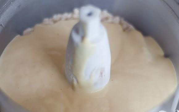 1. Этап. Маффины с шоколадной посыпкой: 3. Добавить разрыхлитель и соду в оставшуюся в кухонном комбайне мучную смесь и перемешать 4-5 раз. Полить сметанной смесью и перемешать 5-6 раз.