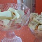 Молочное бурфи Растопить сливочное масло, добавить сахар. Как только смесь начнет пузыриться, добавить сметану. Мешаем, разбивая комочки. Доводим до пенного состояния и убираем с плиты. Переливаем горячую массу в миску для взбивания. Добавляем сухое молоко, ванилин и продолжаем взбивать. Выливаем смесь в форму. Сверху кладем орехи, слегка вдавливая. Затем убираем в холодильник на 1 час (первые 15 минут - в морозилку). Вынимаем, режем на квадраты. Угощайтесь!