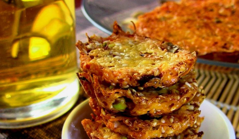 1. Этап. Чипсы из сыра с кунжутом: 6. Запекайте в духовке, разогретой до 180 градусов, 10-15 минут. Чипсы готовы :)