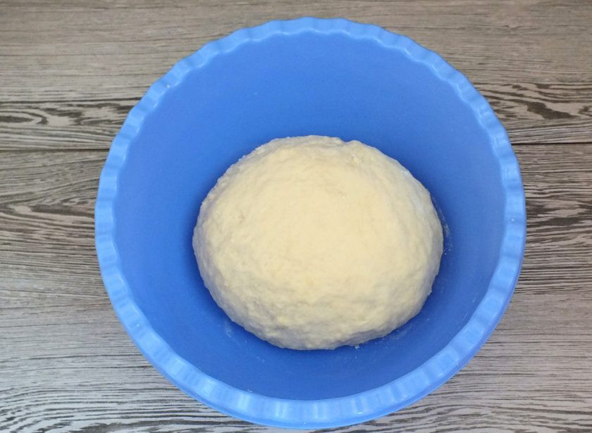 1. Этап. Бабушкины булочки: Смажьте руки растительным маслом, и хорошо вымесите тесто. Округлите его, переложите в чашу, накройте полотенцем и оставьте в теплом, без сквозняков месте на 1 час.
