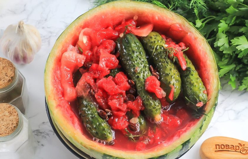 1. Этап. Малосольные огурцы в арбузе: Спустя сутки огурчики отлично просолятся и вберут в себя арбузный аромат и вкус. Если хотите получить более просоленные овощи, то оставьте их еще на сутки в арбузе, в рассоле.