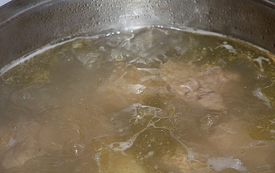 1. Этап. Суп гороховый с сухариками: 2. Говядину на кости мою и помещаю в кастрюлю, заливаю водой. После закипания варю 2-5 минут, затем сливаю воду.