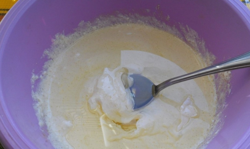 1. Этап. Яблочный пирог из творожного теста: 2. Добавляю к творожной массе подсолнечное масло, взбиваю блендером.