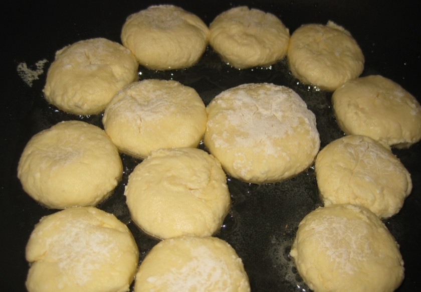 1. Этап. Сырники в мультиварке на пару: Предварительно я их обжариваю в растительном масле, чтобы была золотистая аппетитная корочка.