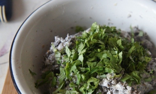 1. Этап. Cырные блины из сулугуни: Добавьте к луку с грибами сливочный сыр, измельчённую зелень и чеснок. Всыпьте кориандр, перец, соль.