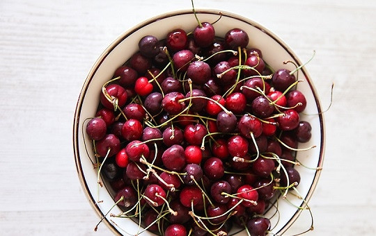 1. Этап. Шоколадно-вишневый торт: 8. Пока печется корж, вымойте вишни, удалите хвостики и косточки. Выложите их в небольшой сотейник, добавьте сахар и воду. Поставьте на огонь и доведите до кипения. Проварите минуты 3 и остудите.