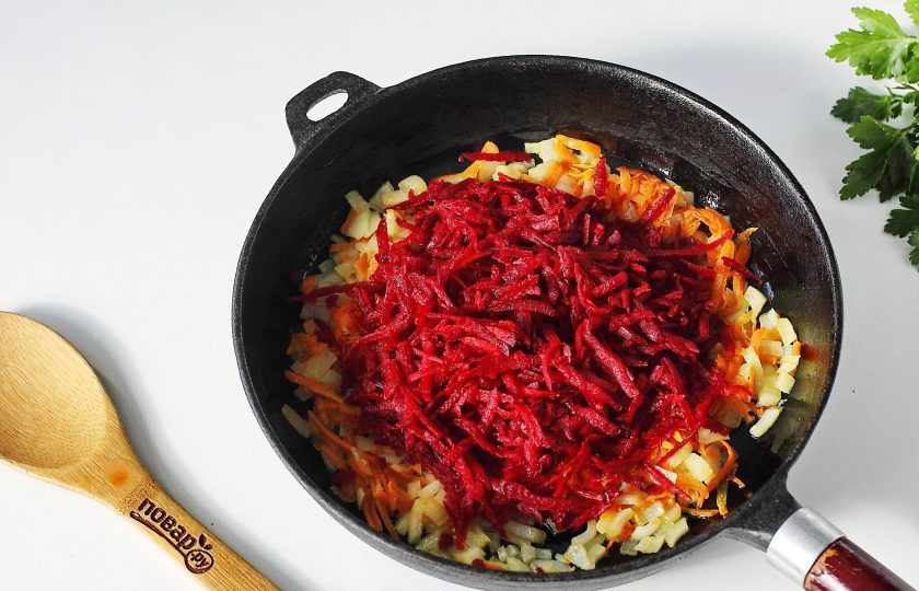 1. Этап. Борщ с горохом: Обжарьте овощи до мягкости, добавьте тертую свеклу.