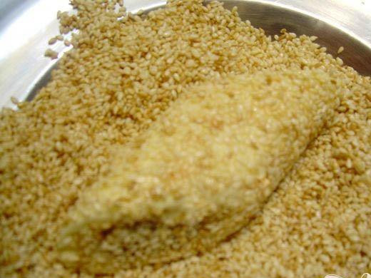 1. Этап. Десерт без выпечки Чудо: 5. В обжаренном кунжуте обкатать кусочки нарезанной колбаски.