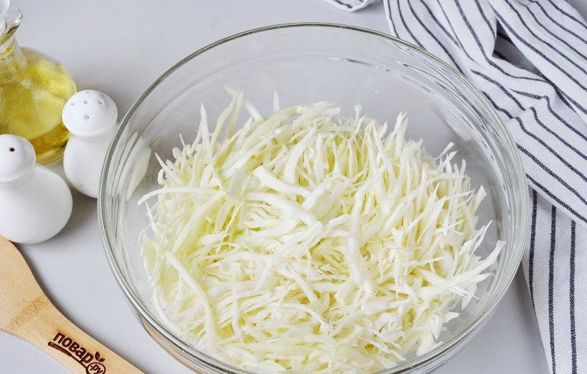 1. Этап. Салат из капусты и свёклы: Нашинкуйте тонко капусту, выложите в большой салатник.