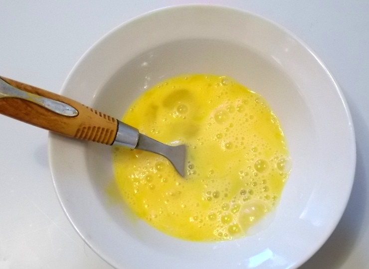 1. Этап. Яйца, запеченные с сыром: Посолите яйца и перемешайте.