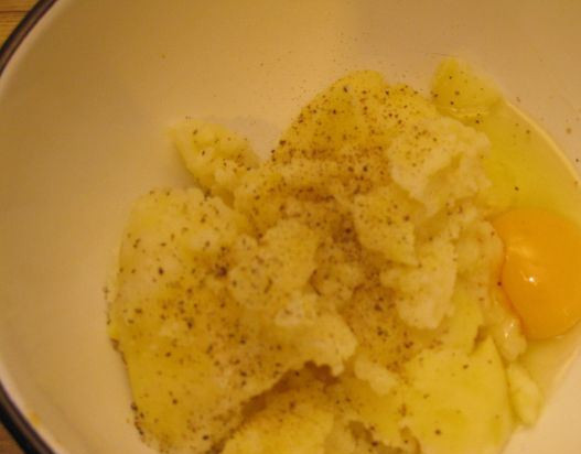 1. Этап. Картофельные зразы с рыбой: 1. Картошку отвариваем, остужаем и перетираем в пюре вместе со сливочным маслом, яйцами и солью. Затем постепенно добавляем муку.