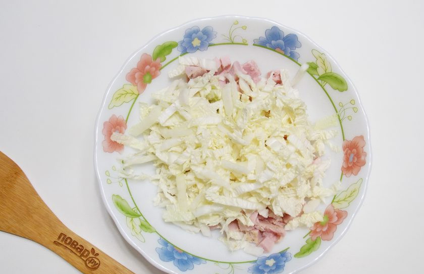 1. Этап. Салат с ветчиной, кукурузой и сухариками: Пекинскую капусту нарежьте соломкой.