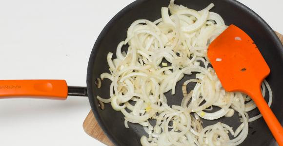 1. Этап. Бутерброды с грибами и перцем: Отдельно обжарить лук до мягкости.