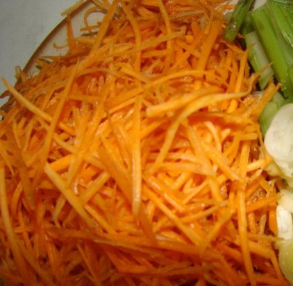 1. Этап. Говядина с сельдереем: Натрите морковь на терку для корейского салата, черешок сельдерея и лук мелко нарежьте.