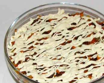 1. Этап. Салат с рыбной консервой: Поверх рыбы равномерно выложим обжаренные лук с морковью и слегка смазываем майонезом.