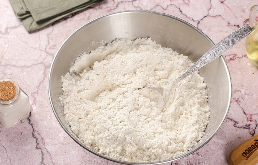 1. Этап. Заварное тесто для вареников: Перемешайте всё вилочкой или ложкой.