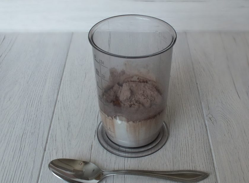 1. Этап. Яблочный пирог с пудингом: Начните с приготовления пудинга. В 200 мл. молока растворите сухой пудинг.