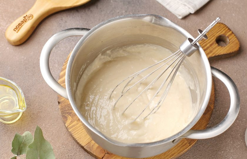 1. Этап. Блинчики на минералке: Перемешайте всё до однородного состояния.