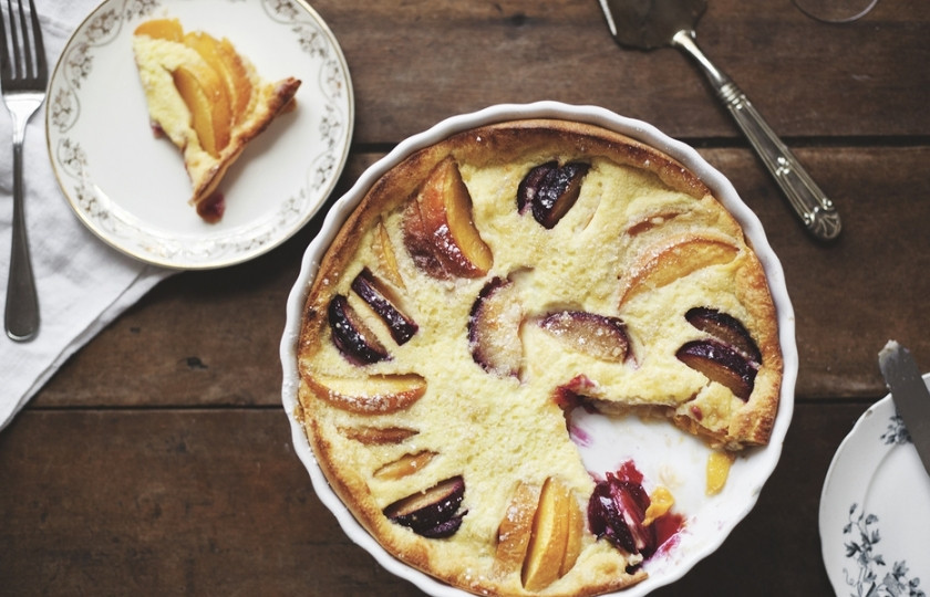 1. Этап. Клафути со сливами: 3. Разогреваем духовой шкаф до 200 градусов. Ставим пирог выпекаться примерно на 15-20 минут. Как только серединка схватится, пирог можно доставать.