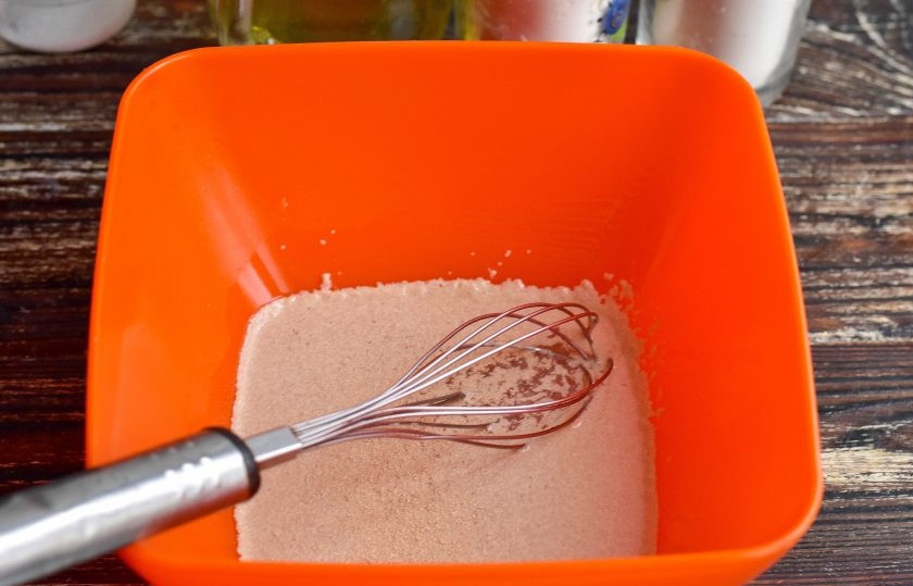 1. Этап. Булочки Бао: В миску влейте теплую воду, добавьте соль, сахар и сухие дрожжи.