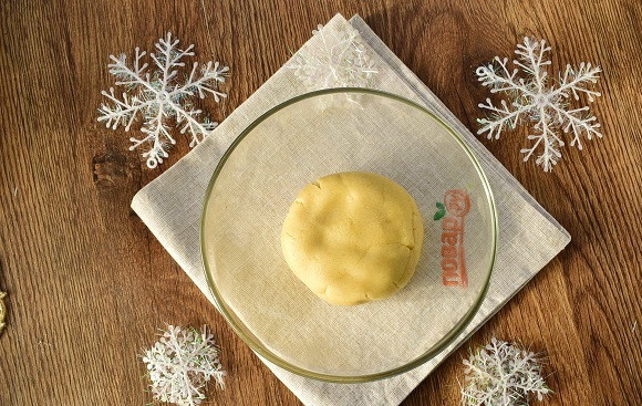 1. Этап. Печенье Снежинка: Мягкое сливочное масло взбейте с сахарной пудрой и ванилином до кремообразной состояния. Добавьте муку, крахмал и замесите мягкое тесто.