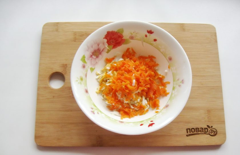 1. Этап. Салат с зеленым горошком и морковью: Морковь сварите до готовности, охладите и очистите. После нарежьте кубиками и добавьте к яйцам.