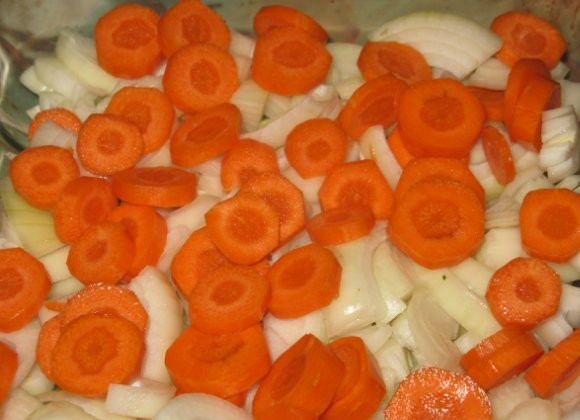 1. Этап. Тушеные утиные грудки: Морковку порежьте кольцами и выложите сверху.