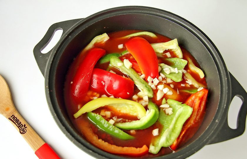 1. Этап. Лечо с томатным соком: Затем добавьте перцы и измельченный чеснок.