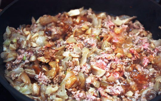 1. Этап. Фаршированный лук мясом: Затем добавьте фарш и обжарьте до готовности. Охладите до комнатной температуры, добавьте яйцо и перемешайте.