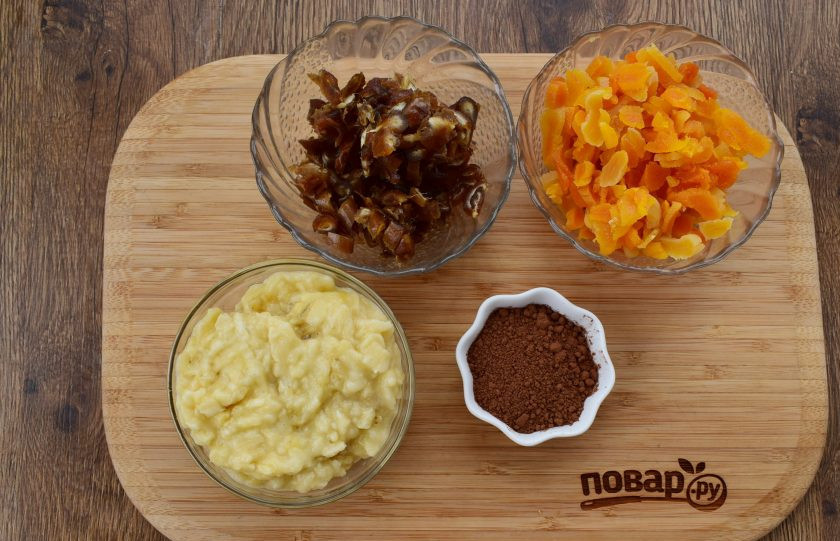 1. Этап. Ржаное пирожное постное: Финики и курагу мелко нарежьте, бананы очистите от кожуры и разомните вилкой. Я использовала 2 больших банана. Соедините сухофрукты, бананы и какао, перемешайте до однородности.