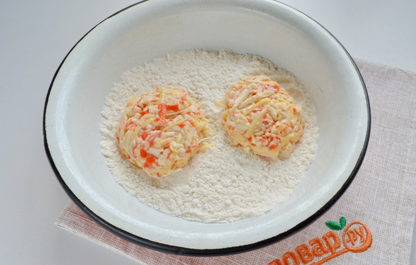 1. Этап. Котлетки из крабовых палочек: Формируйте руками котлетки, панируйте в муке.