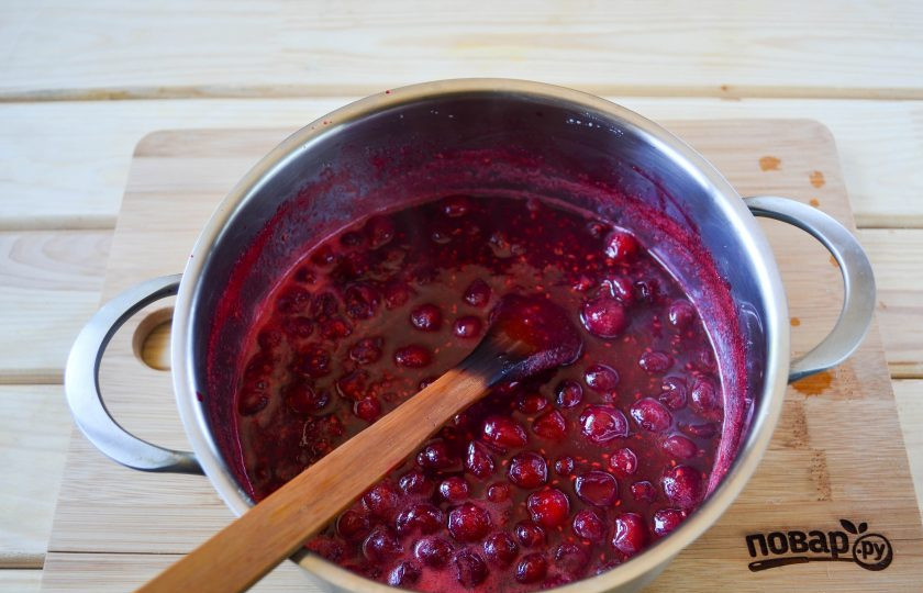 1. Этап. Варенье из крыжовника и малины: Перемешайте, на медленном огне доведите до кипения и варите после закипания 5-7 минут.