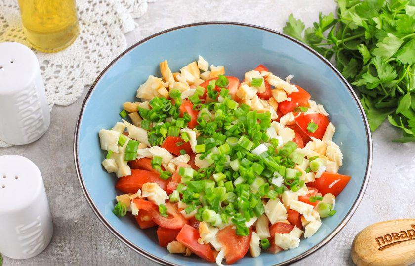 1. Этап. Салат с копченым сыром и помидорами: Измельчите зеленый лук и добавьте его к остальным ингредиентам. По желанию дополните его укропом, петрушкой, базиликом и т.д.