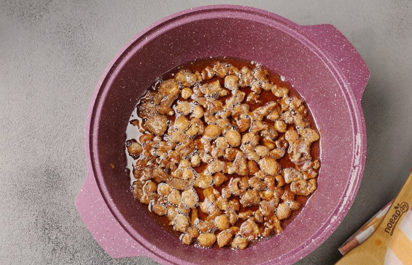 1. Этап. Гусиные шкварки: Периодически помешивая, продолжайте жарить шкварки до желаемой степени готовности. Кто-то любит оставлять шкурку мягкой, а кто-то зажаривает до хрустящей корочки.