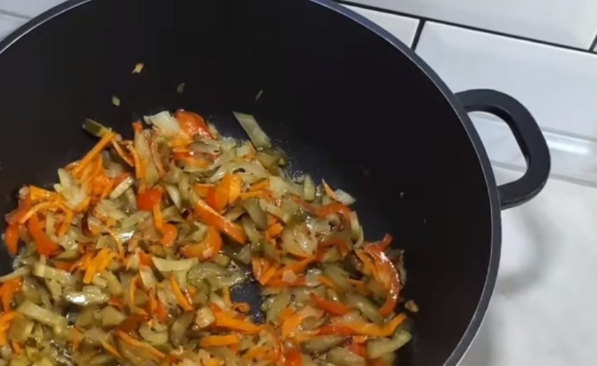 1. Этап. Калья: 3. Далее выложите репчатый лук и болгарский перец, перемешайте и обжарьте в течение 3-5 минут, постоянно помешивая. Добавьте нарезанные огурцы, томатную пасту, огуречный рассол и перемешайте.