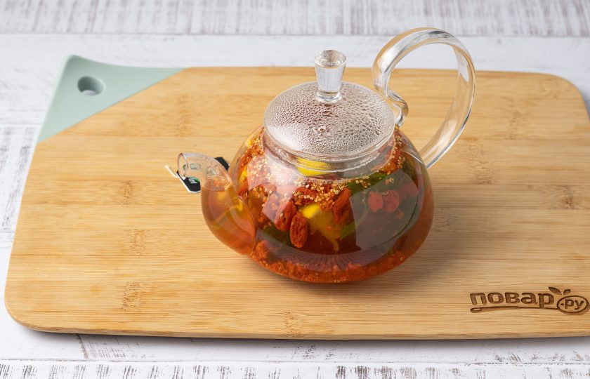 1. Этап. Зеленый чай с ягодами годжи: Накройте крышкой чайник и дайте настояться 10 минут.