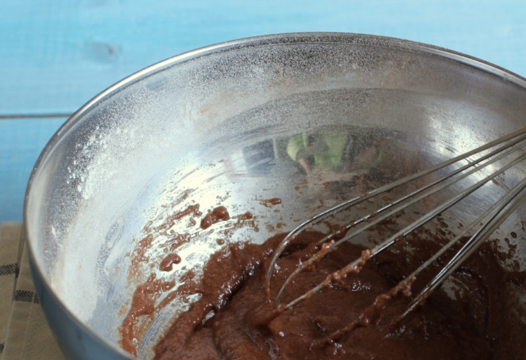 1. Этап. Брауни с вишней: 2. После этого смешайте яйцо, муку, коньяк и сахар. Масса должна получиться однородной. Не забывайте постоянно помешивать.