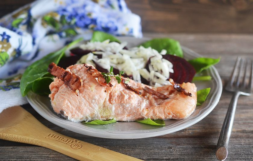 1. Этап. Лосось со свеклой и беконом: 7. Выложите рыбу с соусом и подавайте к столу. Приятного аппетита!