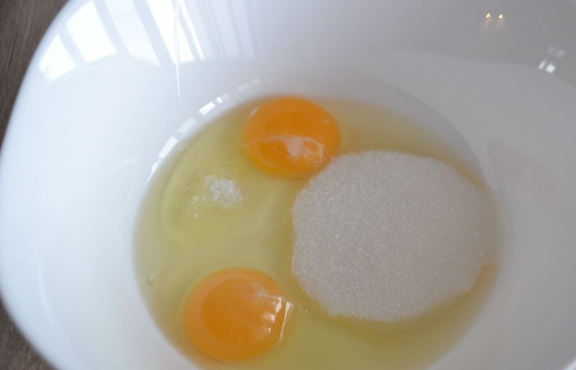 1. Этап. Брауни с малиной: В миску вбейте яйца, всыпьте сахар, щепотку соли.