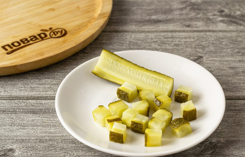 1. Этап. Винегрет Кубик рубик: Соленый огурец тоже нарежьте кубиками. Постарайтесь разрезать его так, чтобы одна из граней была кожурой.