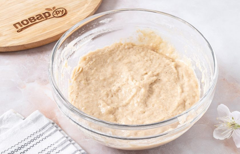 1. Этап. Постный монастырский пирог: Влейте получившуюся жидкость в миску к сухим ингредиентам. Затем влейте растительное масло и уксус. Перемешайте все до однородности, чтобы не оставалось комочков.