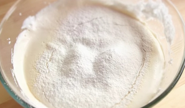 1. Этап. Торт с клубникой: 3. Муку, разрыхлитель и крахмал просейте, добавляйте в яичную смесь частями и очень аккуратно перемешивайте лопаткой в одном направлении. Не забудьте добавить щепотку ванилина.