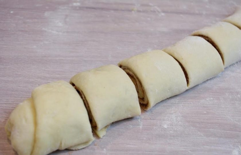 1. Этап. Булочки Синнабон: 10. Сверните тесто в рулет так, чтоб корица оказалась внутри рулета. Нарежьте рулет на сигменты.