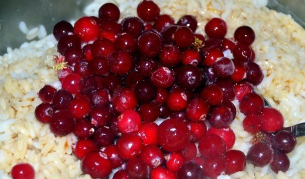 1. Этап. Утка с розмарином: Пока птица маринуется, приготовьте начинку. Сварите рис до полуготовности. Слейте из него воду, добавьте клюкву. В ступке разотрите перец с розмарином, всыпьте их к рису.