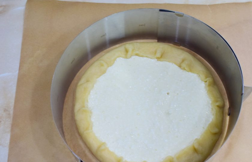 1. Этап. Галета с творогом и малиной: Выложите на тесто творожную начинку и подверните края теста наверх. По бокам удобно поставить кольцо для торта или металлическую форму. Так пирог будет ровный и аккуратный.