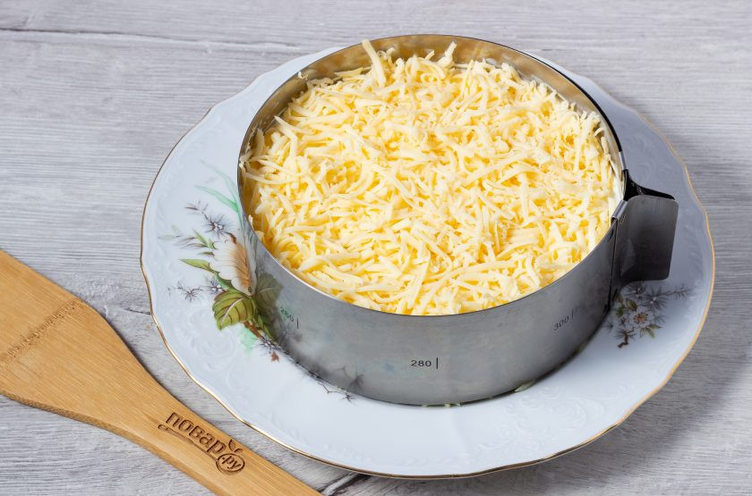 1. Этап. Салат с картофелем, грибами и курицей: Последний слой - натертый на мелкой терке сыр. Украсьте салат зеленью и грибочками наколотыми на зубочистку. Уберите на 30-60 минут в холодильник и можно подавать к столу!