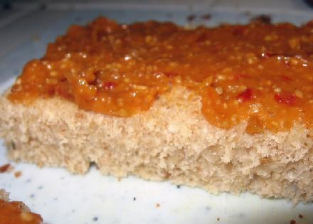 1. Этап. Вельветовый Элвис (Velvet Elvis): Укладываем слой арахисового масла на каждый кусочек хлеба.