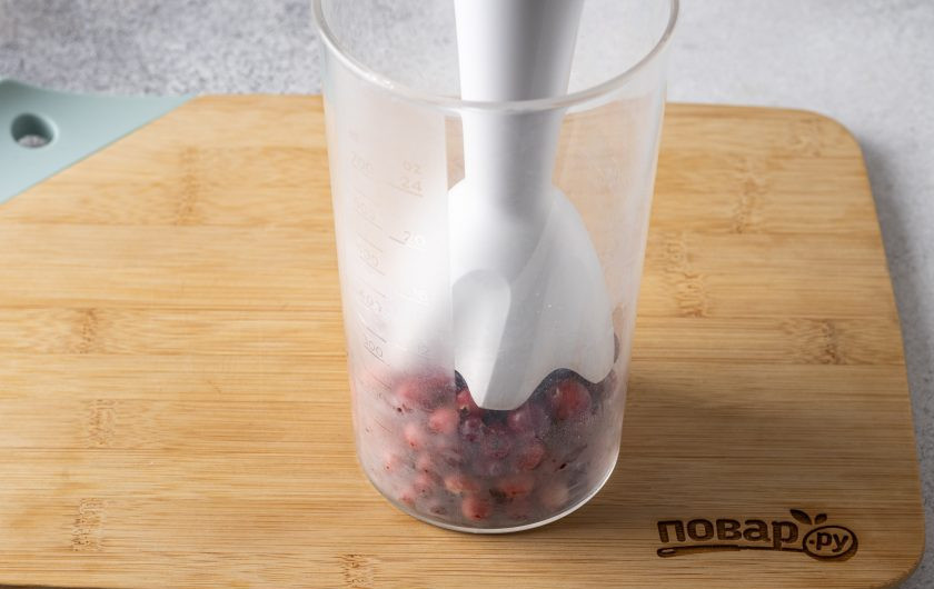 1. Этап. Морс из клюквы без сахара: Измельчите клюкву блендером.