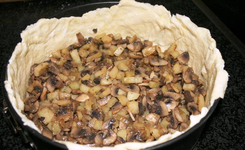 1. Этап. Творожное тесто без яиц: Тесто разделите на две части: большую и меньшую. Раскатайте их в пласт. Больший пласт перенесите в форму, выложите на него начинку, накройте меньшим пластом теста. Защипните края, сделайте по поверхности дырочки с помощью зубочистки. Отправьте в духовку. Выпекайте 25 минут при 200 градусах.