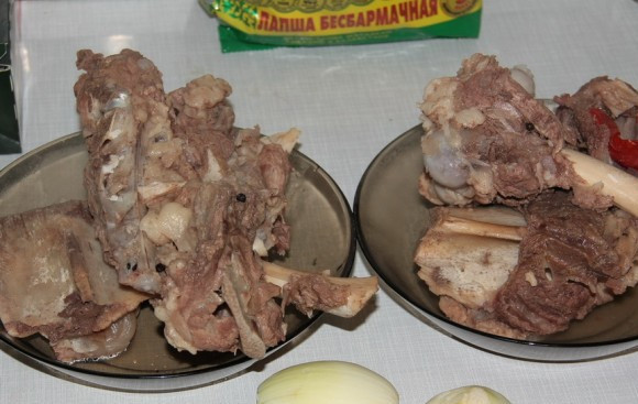 1. Этап. Сорпа по-казахски: Вытаскиваем все из кастрюли, процеживаем бульон через сито и заливаем его обратно в кастрюлю.